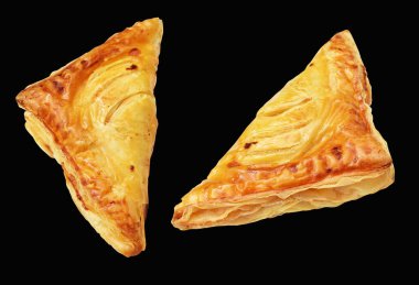 Puf böreği üçgeni izole edilmiş peynirli gevrek hamur işi kesme yolu olan domuz eti dolu, siyah arka planda gölge yok.