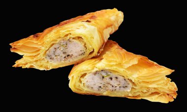 Puf böreği üçgeni izole edilmiş peynirli gevrek hamur işi kesme yolu olan domuz eti dolu, siyah arka planda gölge yok.