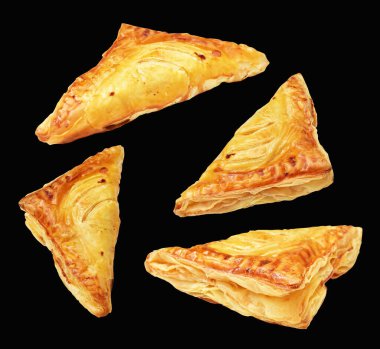 Puf böreği üçgeni izole edilmiş peynirli gevrek hamur işi kesme yolu olan domuz eti dolu, siyah arka planda gölge yok.