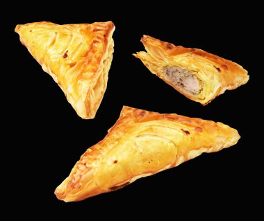 Puf böreği üçgeni izole edilmiş peynirli gevrek hamur işi kesme yolu olan domuz eti dolu, siyah arka planda gölge yok.