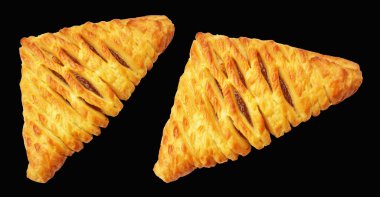 Üçgen şekilli puf böreği ananas reçeli ile doldurulmuş kırpma yolu, siyah arkaplanda gölge yok