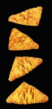 Üçgen şekilli puf böreği ananas reçeli ile doldurulmuş kırpma yolu, siyah arkaplanda gölge yok