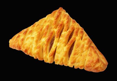 Üçgen şekilli puf böreği ananas reçeli ile doldurulmuş kırpma yolu, siyah arkaplanda gölge yok