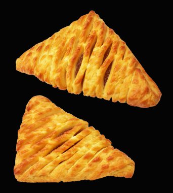Üçgen şekilli puf böreği ananas reçeli ile doldurulmuş kırpma yolu, siyah arkaplanda gölge yok