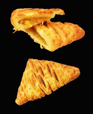 Üçgen şekilli puf böreği ananas reçeli ile doldurulmuş kırpma yolu, siyah arkaplanda gölge yok