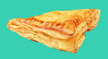 Puf böreği üçgeni izole edilmiş peynirli gevrek hamur işi. İçi kesilmiş domuz eti dolu. Yeşil arka planda gölge yok.