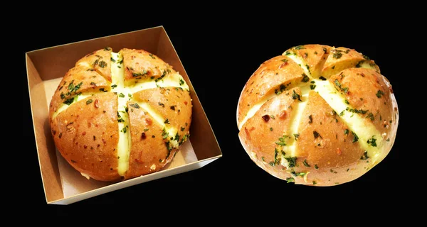 Kraft kutusunda Kore krem peynirli sarımsaklı ekmek kırpma yolu ile izole edilmiş, siyah arka planda gölge yok, hamur işi ekmeği