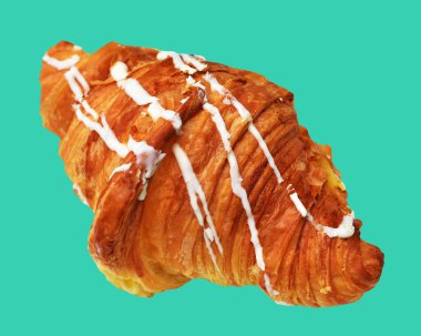 Beyaz çikolatayla kaplı peynirli kruvasan ve kremayla dolu yeşil arka planda izole edilmiş, kırpma yolu olmayan, gölgesiz, ev yapımı tatlı fırını pastası.