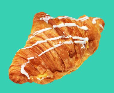 Beyaz çikolatayla kaplı peynirli kruvasan ve kremayla dolu yeşil arka planda izole edilmiş, kırpma yolu olmayan, gölgesiz, ev yapımı tatlı fırını pastası.