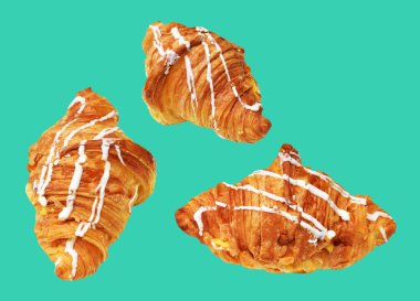 Beyaz çikolatayla kaplı peynirli kruvasan ve kremayla dolu yeşil arka planda izole edilmiş, kırpma yolu olmayan, gölgesiz, ev yapımı tatlı fırını pastası.