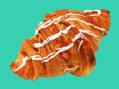 Beyaz çikolatayla kaplı peynirli kruvasan ve kremayla dolu yeşil arka planda izole edilmiş, kırpma yolu olmayan, gölgesiz, ev yapımı tatlı fırını pastası.