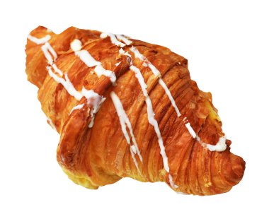 Beyaz çikolatayla kaplı peynirli kruvasan ve kremayla dolu beyaz arka planda izole edilmiş gölgesiz, ev yapımı tatlı pastanesi pastası.