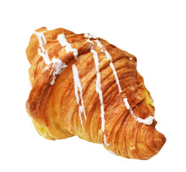 Beyaz çikolatayla kaplı peynirli kruvasan ve kremayla dolu beyaz arka planda izole edilmiş gölgesiz, ev yapımı tatlı pastanesi pastası.