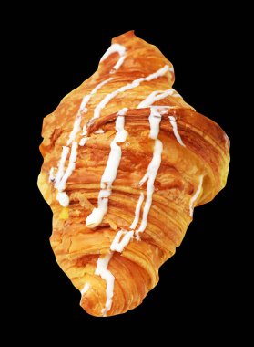 Beyaz çikolatayla kaplı peynirli kruvasan ve kremayla dolu siyah arka planda izole edilmiş gölgesiz, ev yapımı tatlı pastanesi pastası.