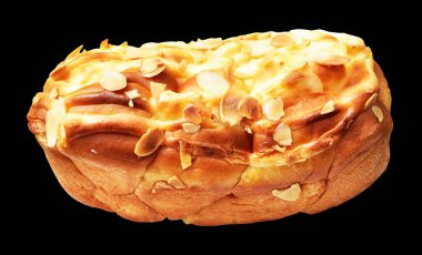 Kremalı ekmek, badem dilimleri ve peynirle izole edilmiş, kırpma yolu olmayan, gölgesiz, ev yapımı tatlı pastanesi.