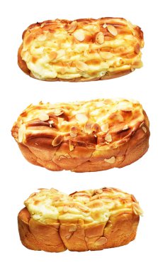 Badem dilimleri ve beyaz arka planda peynirli, gölgesiz Brioche somun ekmeği, ev yapımı tatlı fırını pastası.