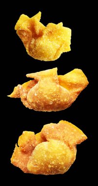 Kızarmış Wonton, siyah arka planda izole edilmiş domuz eti, kırpma yolu, gölgesi yok. Japon yemekleri, gyoza, Çin Dim Sum