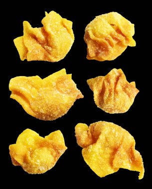Kızarmış Wonton, siyah arka planda izole edilmiş domuz eti, kırpma yolu, gölgesi yok. Japon yemekleri, gyoza, Çin Dim Sum
