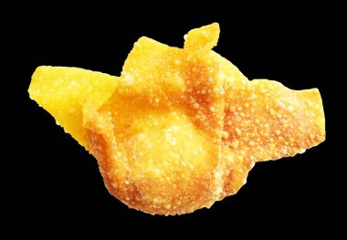 Kızarmış Wonton, siyah arka planda izole edilmiş domuz eti, kırpma yolu, gölgesi yok. Japon yemekleri, gyoza, Çin Dim Sum