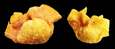 Kızarmış Wonton, siyah arka planda izole edilmiş domuz eti, kırpma yolu, gölgesi yok. Japon yemekleri, gyoza, Çin Dim Sum