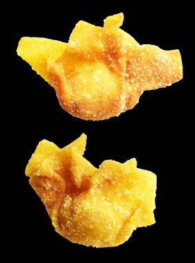 Kızarmış Wonton, siyah arka planda izole edilmiş domuz eti, kırpma yolu, gölgesi yok. Japon yemekleri, gyoza, Çin Dim Sum