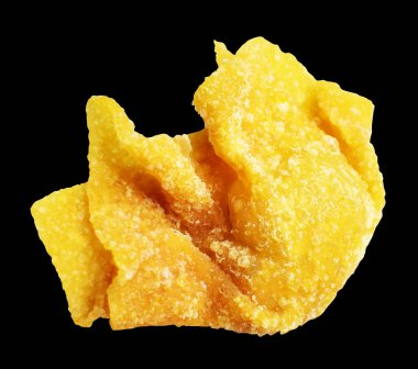 Kızarmış Wonton, siyah arka planda izole edilmiş domuz eti, kırpma yolu, gölgesi yok. Japon yemekleri, gyoza, Çin Dim Sum