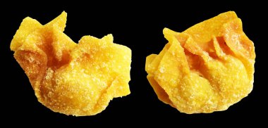 Kızarmış Wonton, siyah arka planda izole edilmiş domuz eti, kırpma yolu, gölgesi yok. Japon yemekleri, gyoza, Çin Dim Sum