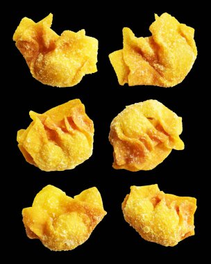 Kızarmış Wonton, siyah arka planda izole edilmiş domuz eti, kırpma yolu, gölgesi yok. Japon yemekleri, gyoza, Çin Dim Sum
