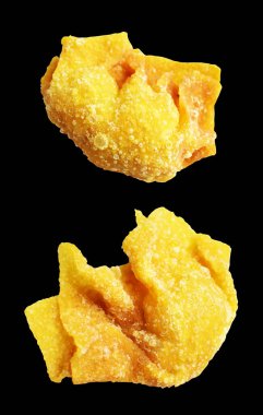 Kızarmış Wonton, siyah arka planda izole edilmiş domuz eti, kırpma yolu, gölgesi yok. Japon yemekleri, gyoza, Çin Dim Sum