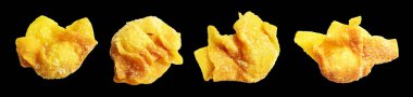 Kızarmış Wonton, siyah arka planda izole edilmiş domuz eti, kırpma yolu, gölgesi yok. Japon yemekleri, gyoza, Çin Dim Sum