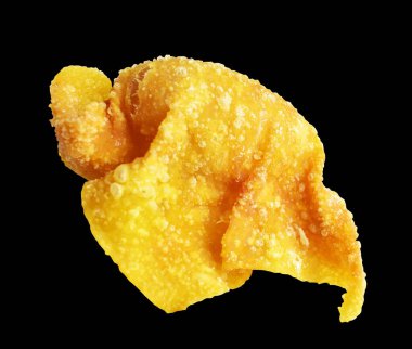 Kızarmış Wonton, siyah arka planda izole edilmiş domuz eti, kırpma yolu, gölgesi yok. Japon yemekleri, gyoza, Çin Dim Sum