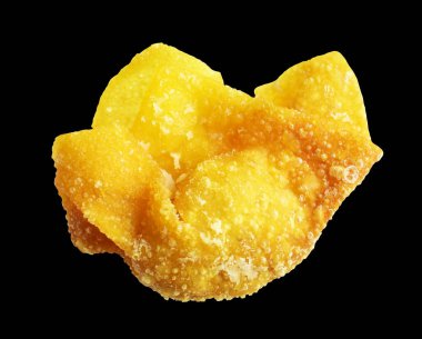 Kızarmış Wonton, siyah arka planda izole edilmiş domuz eti, kırpma yolu, gölgesi yok. Japon yemekleri, gyoza, Çin Dim Sum