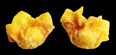 Kızarmış Wonton, siyah arka planda izole edilmiş domuz eti, kırpma yolu, gölgesi yok. Japon yemekleri, gyoza, Çin Dim Sum