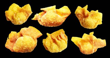 Kızarmış Wonton, siyah arka planda izole edilmiş domuz eti, kırpma yolu, gölgesi yok. Japon yemekleri, gyoza, Çin Dim Sum