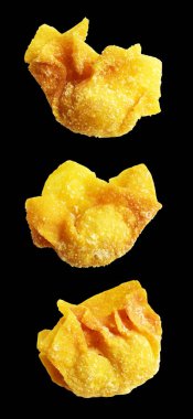 Kızarmış Wonton, siyah arka planda izole edilmiş domuz eti, kırpma yolu, gölgesi yok. Japon yemekleri, gyoza, Çin Dim Sum