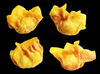 Kızarmış Wonton, siyah arka planda izole edilmiş domuz eti, kırpma yolu, gölgesi yok. Japon yemekleri, gyoza, Çin Dim Sum