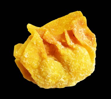 Kızarmış Wonton, siyah arka planda izole edilmiş domuz eti, kırpma yolu, gölgesi yok. Japon yemekleri, gyoza, Çin Dim Sum