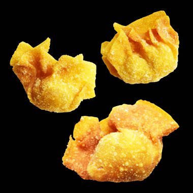 Kızarmış Wonton, siyah arka planda izole edilmiş domuz eti, kırpma yolu, gölgesi yok. Japon yemekleri, gyoza, Çin Dim Sum
