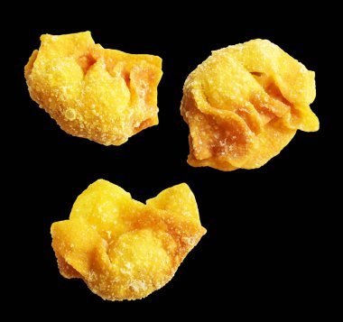 Kızarmış Wonton, siyah arka planda izole edilmiş domuz eti, kırpma yolu, gölgesi yok. Japon yemekleri, gyoza, Çin Dim Sum