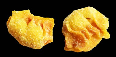 Kızarmış Wonton, siyah arka planda izole edilmiş domuz eti, kırpma yolu, gölgesi yok. Japon yemekleri, gyoza, Çin Dim Sum