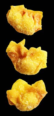 Kızarmış Wonton, siyah arka planda izole edilmiş domuz eti, kırpma yolu, gölgesi yok. Japon yemekleri, gyoza, Çin Dim Sum