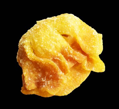 Kızarmış Wonton, siyah arka planda izole edilmiş domuz eti, kırpma yolu, gölgesi yok. Japon yemekleri, gyoza, Çin Dim Sum