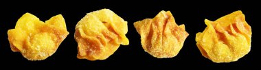 Kızarmış Wonton, siyah arka planda izole edilmiş domuz eti, kırpma yolu, gölgesi yok. Japon yemekleri, gyoza, Çin Dim Sum