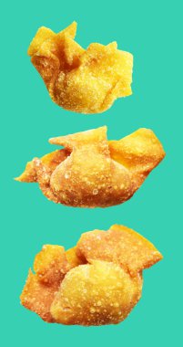 Kızarmış Wonton, yeşil arka planda izole edilmiş domuz eti, kırpma yolu, gölgesi yok. Japon yemekleri, gyoza, Çin Dim Sum