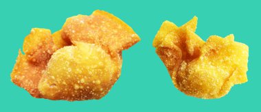 Kızarmış Wonton, yeşil arka planda izole edilmiş domuz eti, kırpma yolu, gölgesi yok. Japon yemekleri, gyoza, Çin Dim Sum