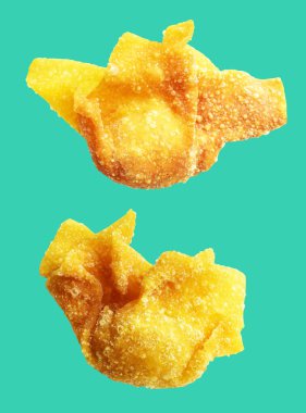 Kızarmış Wonton, yeşil arka planda izole edilmiş domuz eti, kırpma yolu, gölgesi yok. Japon yemekleri, gyoza, Çin Dim Sum