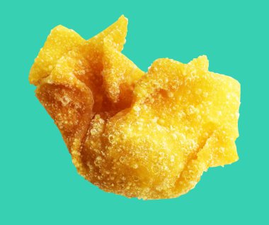 Kızarmış Wonton, yeşil arka planda izole edilmiş domuz eti, kırpma yolu, gölgesi yok. Japon yemekleri, gyoza, Çin Dim Sum