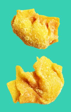 Kızarmış Wonton, yeşil arka planda izole edilmiş domuz eti, kırpma yolu, gölgesi yok. Japon yemekleri, gyoza, Çin Dim Sum