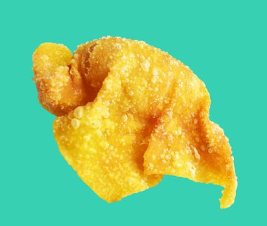 Kızarmış Wonton, yeşil arka planda izole edilmiş domuz eti, kırpma yolu, gölgesi yok. Japon yemekleri, gyoza, Çin Dim Sum