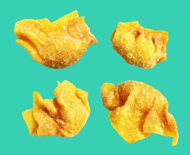 Kızarmış Wonton, yeşil arka planda izole edilmiş domuz eti, kırpma yolu, gölgesi yok. Japon yemekleri, gyoza, Çin Dim Sum